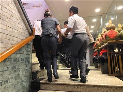 “无障碍出行推行者”意外坠亡 或因无障碍通道被堵