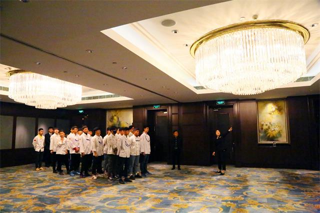呼和浩特新东方金典总厨的学生代表走进五星级就业单位香格里拉大酒店参观学