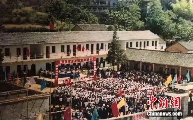 中国第一所希望小学开学啦 第一课老师只讲了两个字