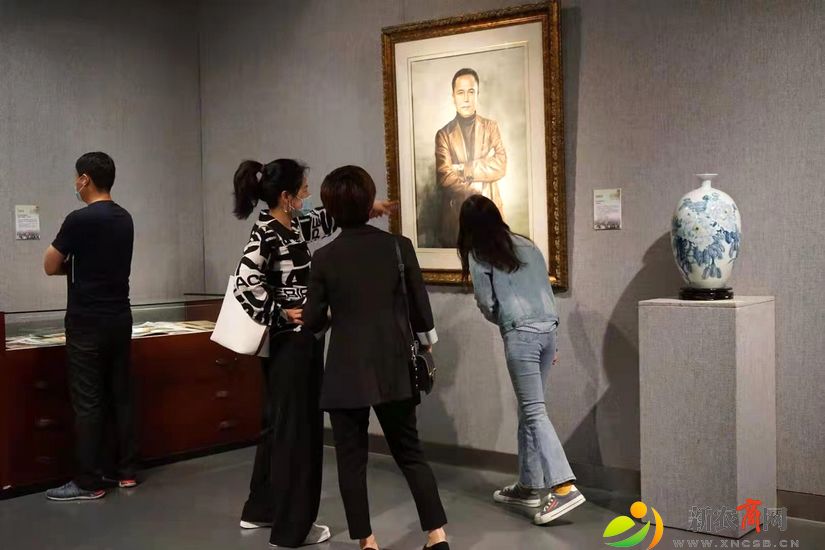 市民在观展2.jpg