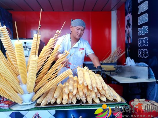 青岛西海岸新区金沙滩啤酒城内的”知味啤酒城“中丰富的特色小吃（李涛） (3).jpg