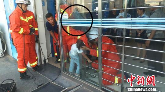 7岁女孩头部被夹进自动玻璃门 消防巧妙扩张玻璃解救
