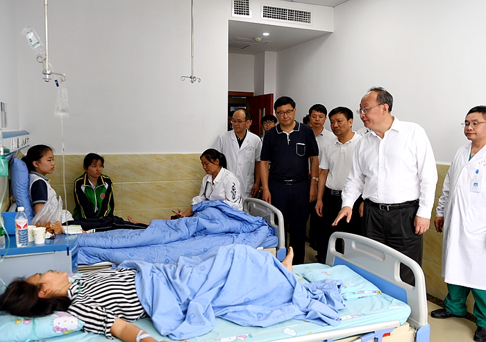 尹力在宜宾长宁指导地震救灾工作，要求全力救治受伤人员，妥善安置受灾群众