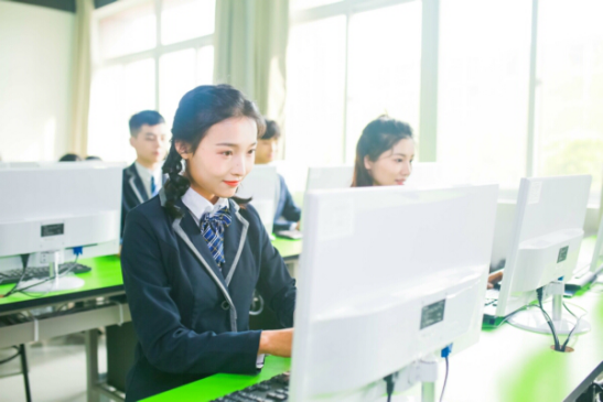 重庆新华：女生读什么专业好 这些专业很“吃香”