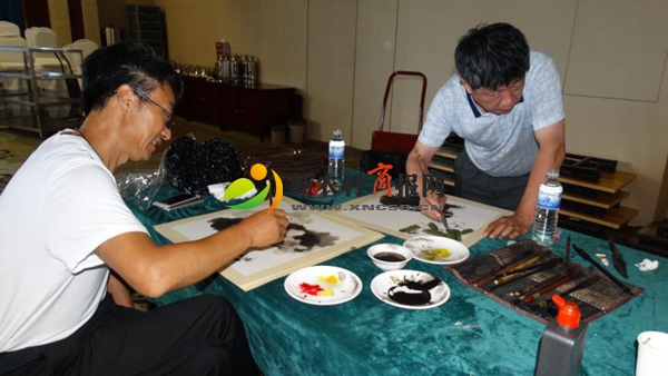 “初心百岁”唱红歌 胶州这家人的喜宴有点“潮”