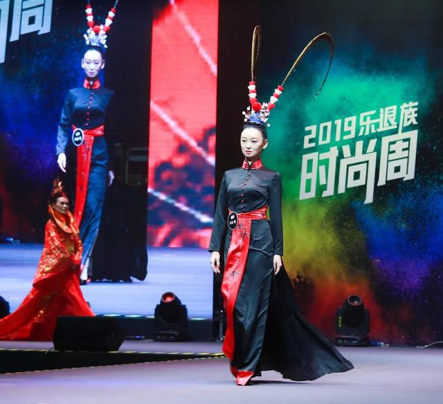 千岁奶奶团玩转新潮感，看乐退族的新款＂时尚少女＂