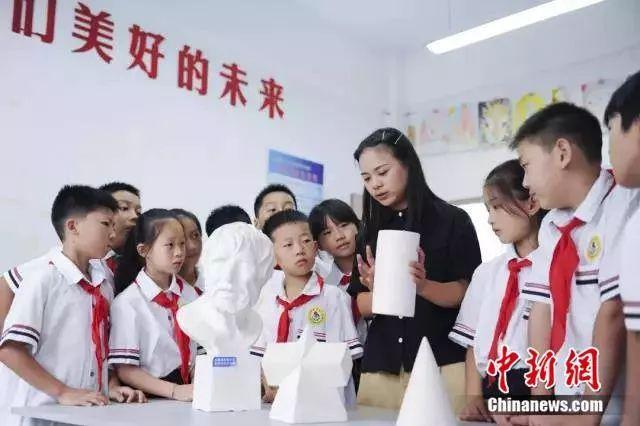 中国第一所希望小学开学啦 第一课老师只讲了两个字