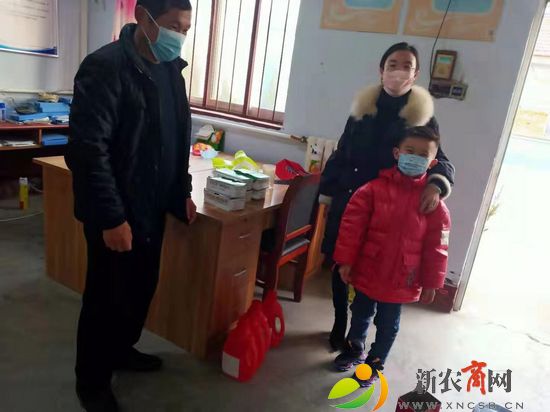 六汪镇：张兴茂夫妇把2650只口罩、30桶消毒水捐赠村民