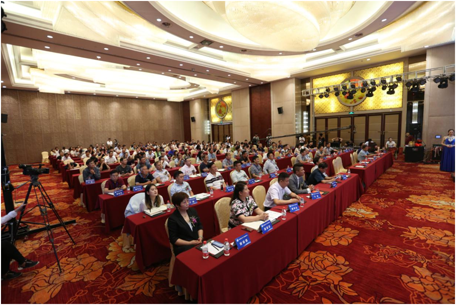 聚五湖四海之宾朋，2019中国巴旦木产业高峰论坛胜利召开