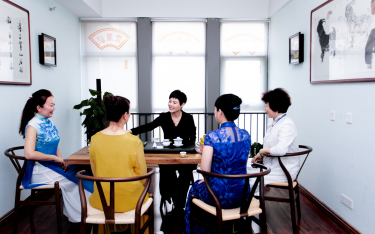 陕西女子将茯茶推向国际舞台 让世界刮起茯茶风