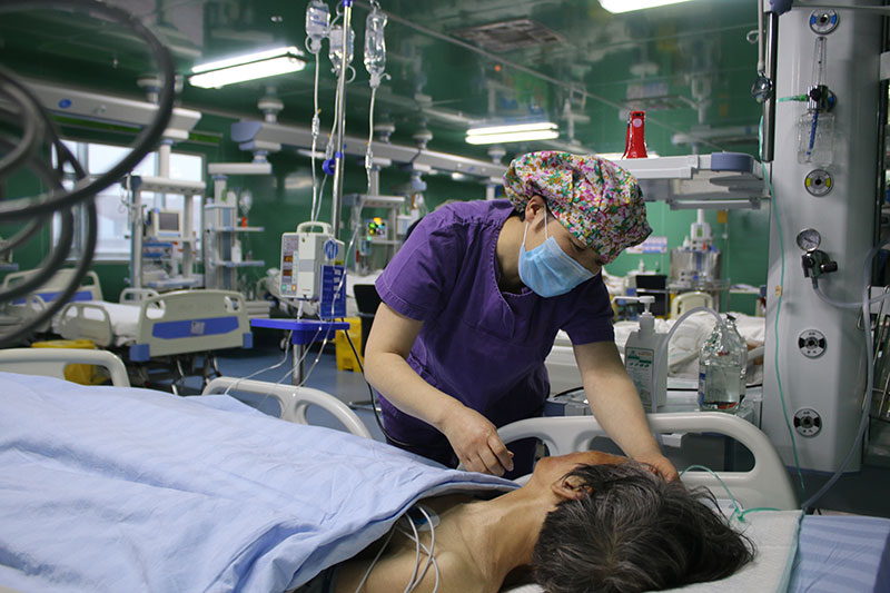 3宋静在病房护理病人.jpg