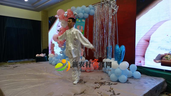 “初心百岁”唱红歌 胶州这家人的喜宴有点“潮”