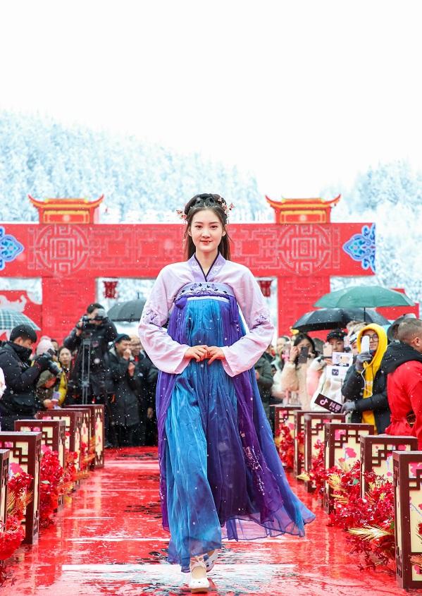 99对新人仙女山举办雪地汉式集体婚礼 ＂武隆七仙女＂上演汉服国风大赏