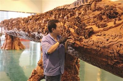 雕刻工匠历时9年 18米长红木上雕出《清明上河图》
