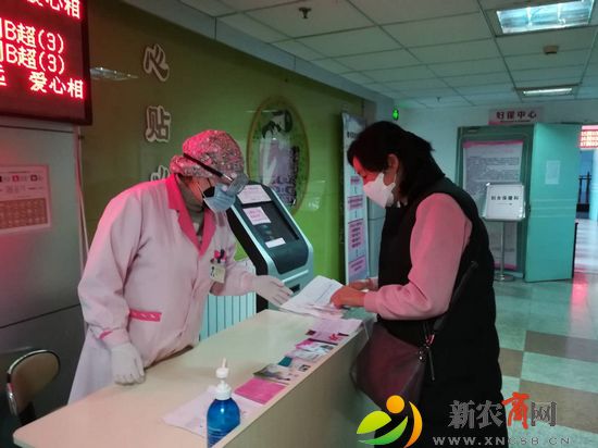 区妇幼保健计划生育服务中分诊台工作人员在指导就诊人员分流.jpg