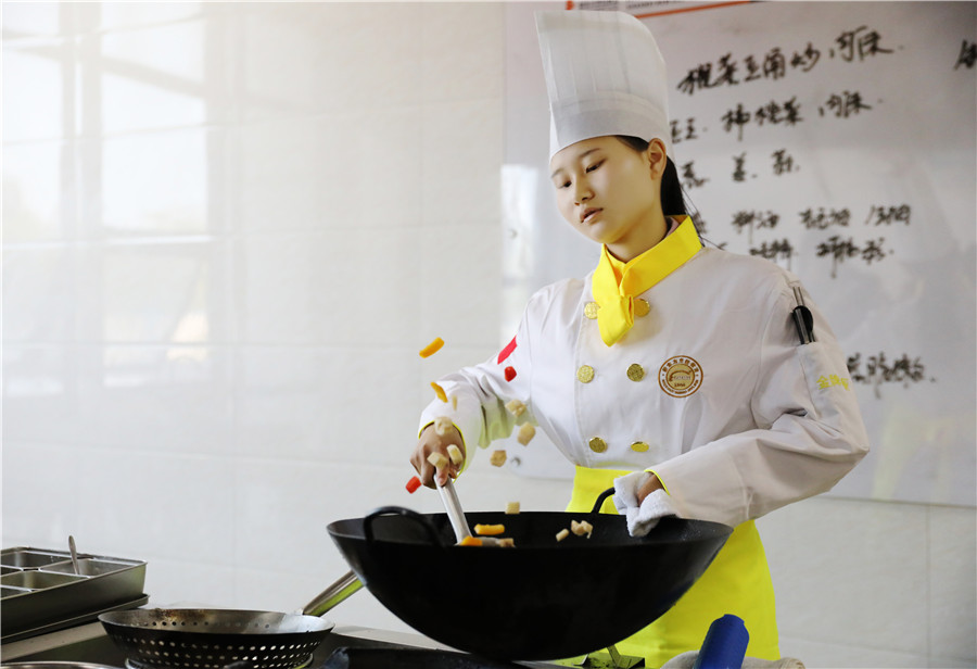 【我是新生】女孩学厨师怎么了，照样不影响我将来成为大厨！