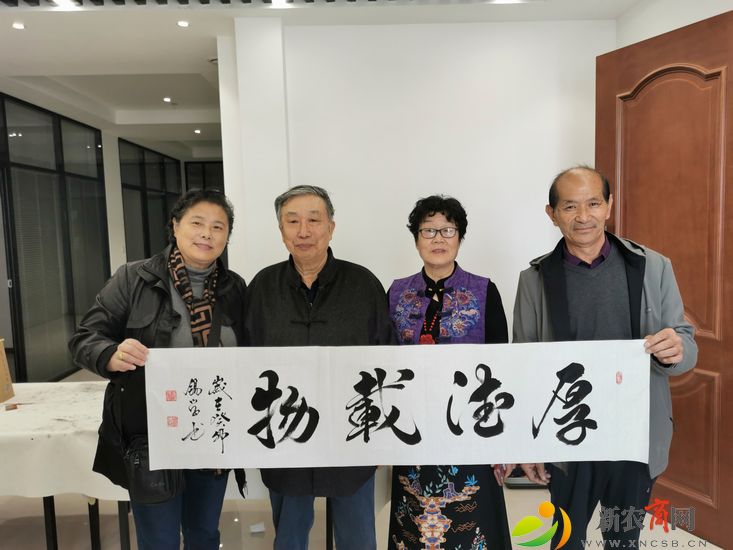 青岛牡丹书画艺术研究院举办“牡丹花开 乐享春天 ”书画笔会活动3.jpg