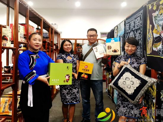 安顺农特产品、手工艺品和旅游资源搬进青岛西海岸新区金沙滩啤酒城（李涛） (3).jpg