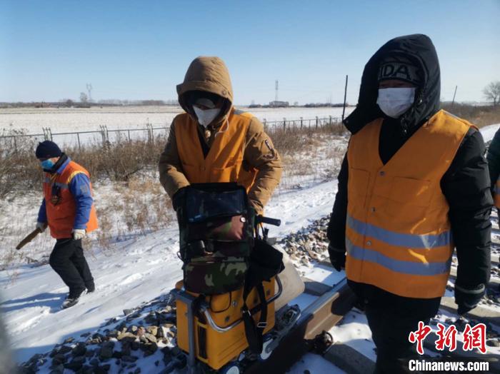 中国北疆运粮动脉的钢轨医生：为防疫生命线把脉会诊