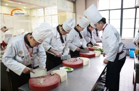 江苏新东方烹饪学校：2019年学厨师创业怎么样？