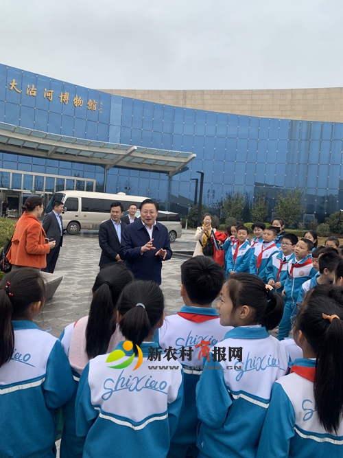 胶州实小四三中队到大沽河博物馆研学​ 市委书记当“讲解员”