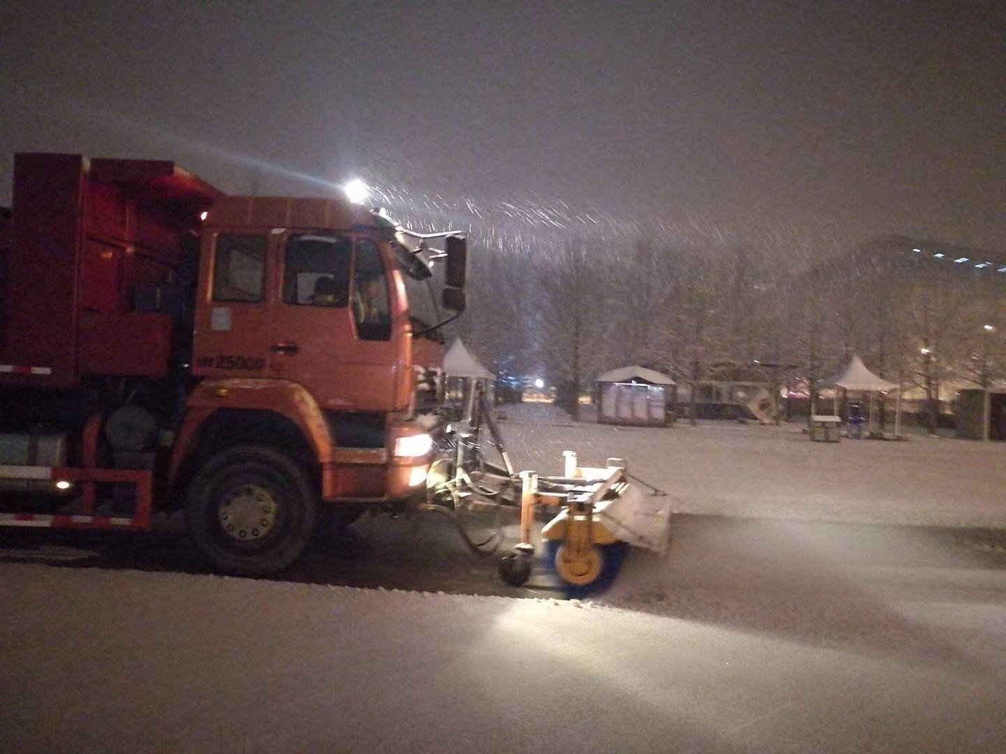 北京迎来今年初雪 环卫集团出动4378人次除雪铲冰