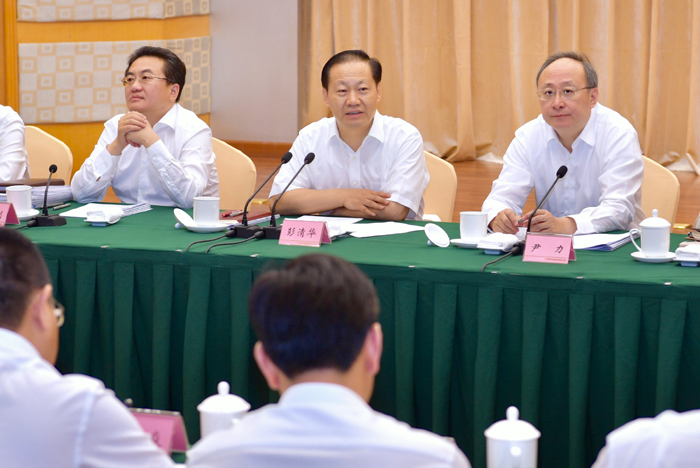 彭清华主持召开农民工工作专题会议
