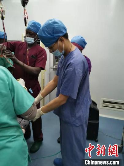 江西援外医生为乍得一女性摘除约15公斤重巨型肿瘤