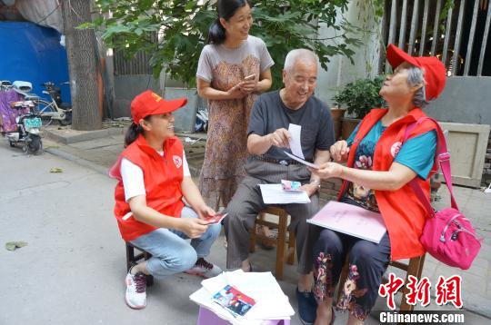 88岁老人盼捐毕生戏服：继续为群众文化生活服务