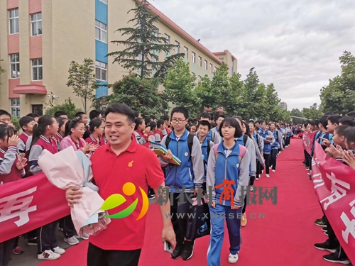 走向成功之门——胶州市第二初级实验中学举行2019届毕业生离校仪式