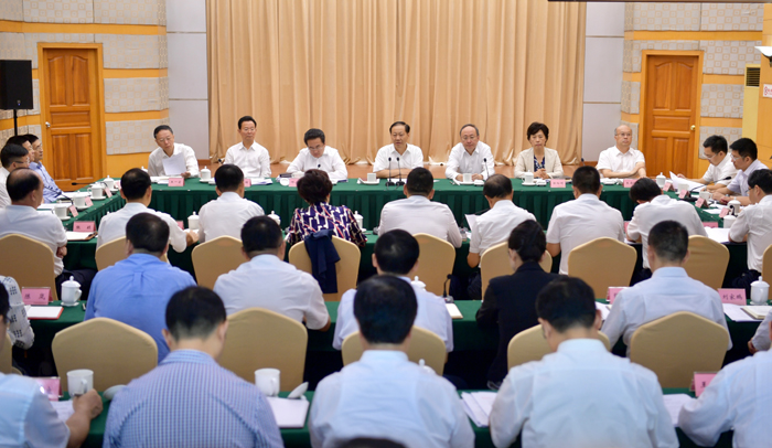彭清华主持召开农民工工作专题会议