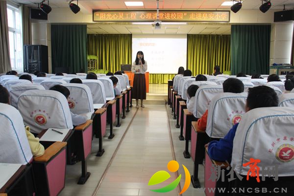 谢蓉老师组织活动.jpg