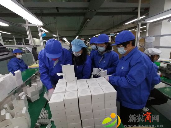 企业工作人员给志愿者培训.jpg