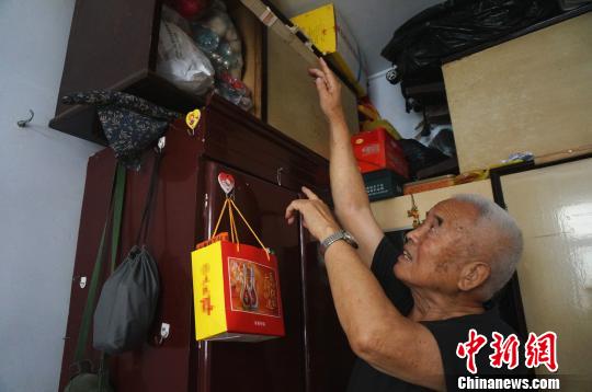 88岁老人盼捐毕生戏服：继续为群众文化生活服务
