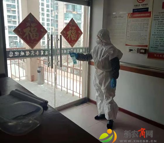 福爱老年公寓护理人员在消毒.jpg
