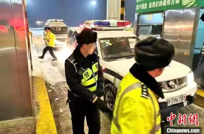 160分钟 山西四个交警大队雪夜接力护送危重伤员转院
