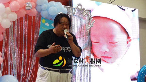 “初心百岁”唱红歌 胶州这家人的喜宴有点“潮”