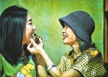妈妈患癌女儿送口红：剩下的每一天都要过得漂亮