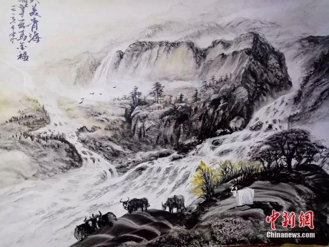 他作画用手不用笔 每一幅作品都有家乡的“泥土味”