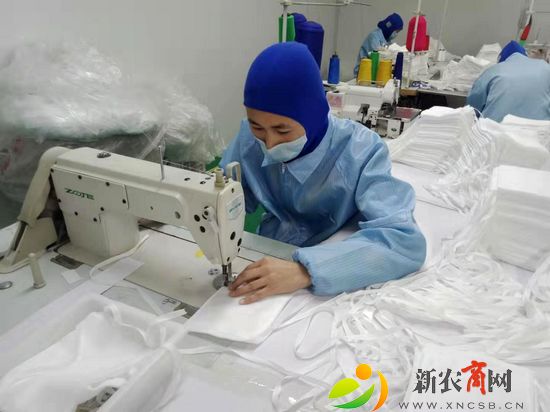 青岛利康源医疗器械有限公司员工在加紧生产1 (2).jpg