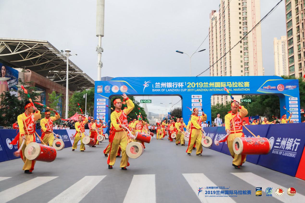 黄河，奔腾不息；兰马，奔跑不停。