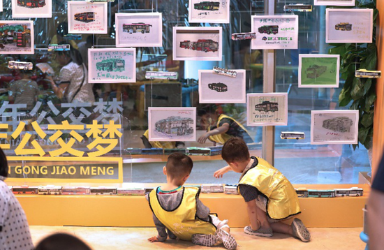 12岁男孩痴迷公交车10年 “六一儿童节”宇通为他圆梦