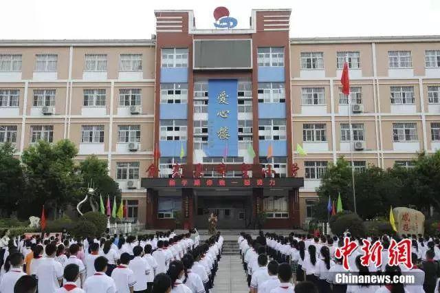 中国第一所希望小学开学啦 第一课老师只讲了两个字
