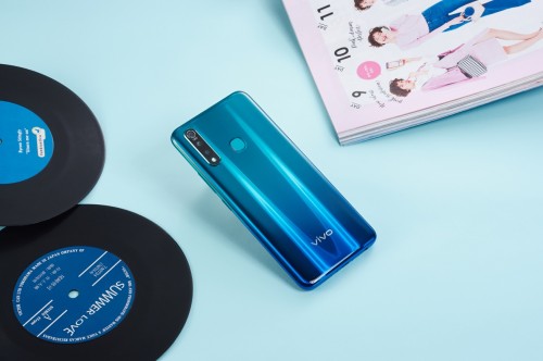 极点全面屏vivo Z5x颜值出众，潮流外观领跑千元机