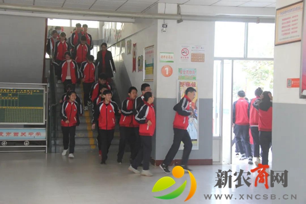 平度市西关中学举行防踩踏应急演练.jpg
