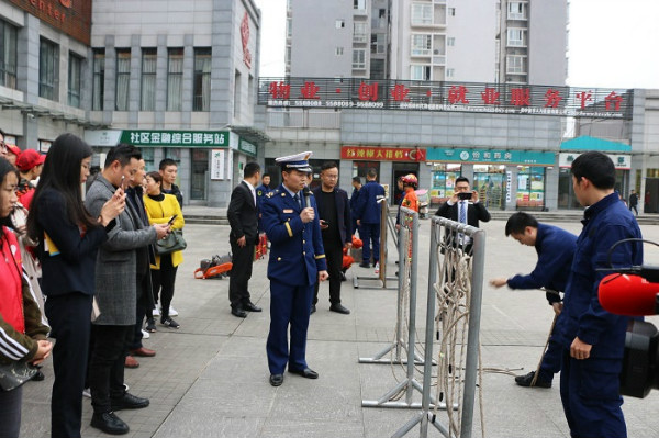 巴中经开区消防救援大队组织开展“全民消防大体验”活动