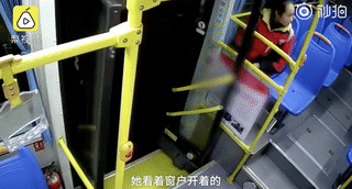 为减轻司机师傅工作 一个小举动她默默坚持了300天