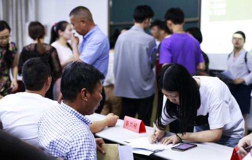 浙江大学生暑期进村建设“美丽庭院”