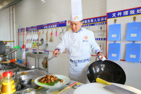 呼和浩特新东方：星级酒店主厨进校园，倾情传授舌尖上的美食艺术！