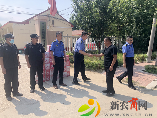 爱心企业为平度市白沙河执法中队送来防暑慰问品.png